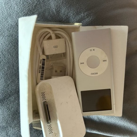 Apple Silver iPod Nano with Accessories - Picture 1 of 3